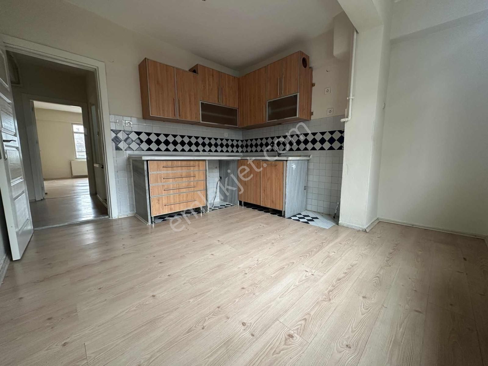 Yavuztürk'te Cadde Üzeri 1+1 Ara Kat Kullanışlı Kiralık Daire - Görsel 11