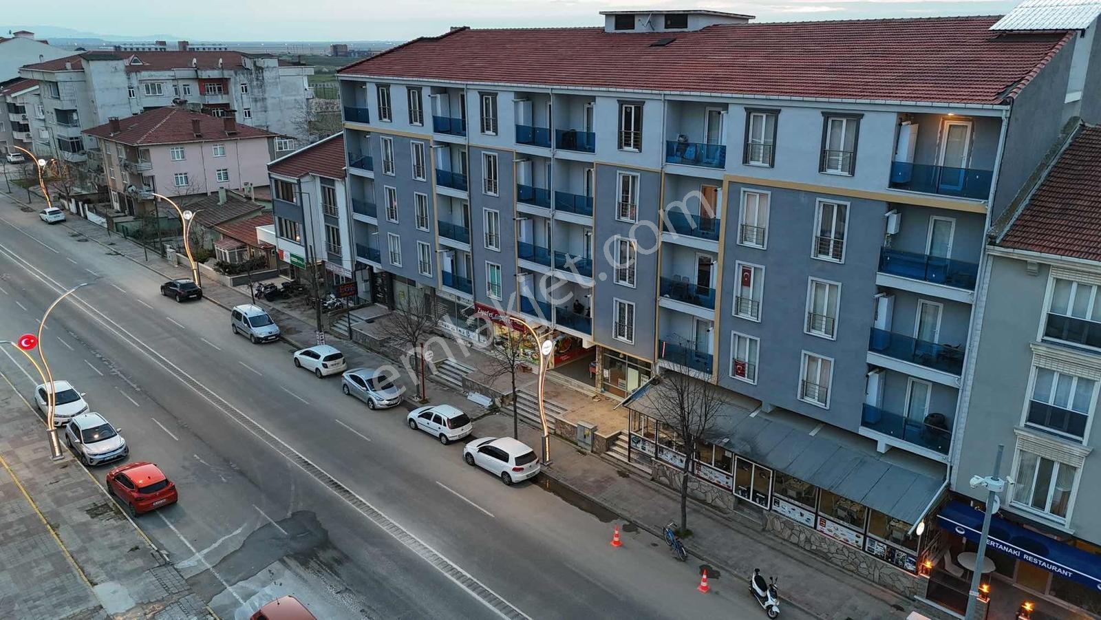 Ege Emlaktan Cadde Üzeri Kiracılı Satılık 1+1 - Görsel 2