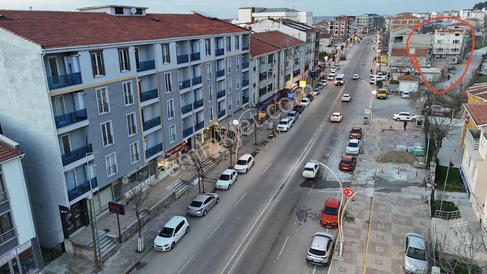 Ege Emlaktan Cadde Üzeri Kiracılı Satılık 1+1