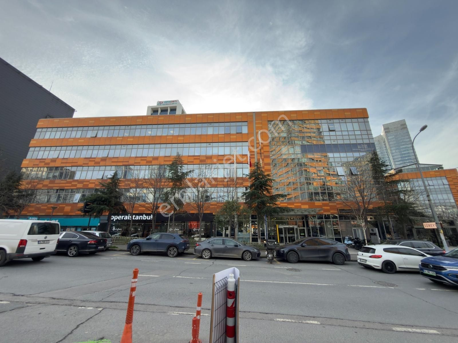 Ataşehir Varyap G Blokta 350m2 Kiralık Ofis Katı