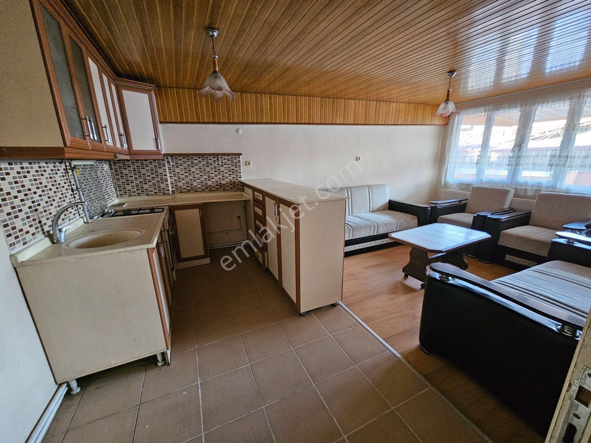 Göçmen Gayrimenkul'den Çarşı Merkezde Doğalgazlı Kiralık Daire