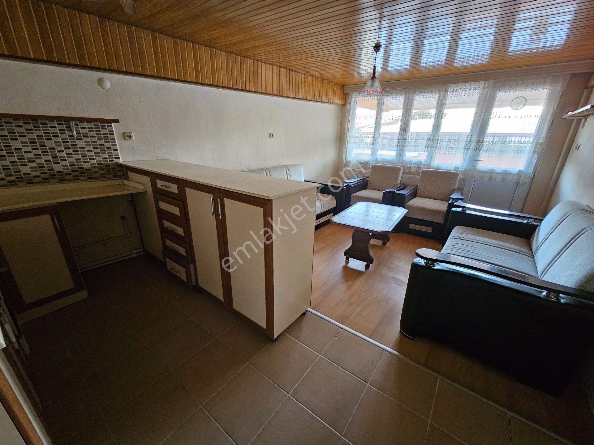 Göçmen Gayrimenkul'den Çarşı Merkezde Doğalgazlı Kiralık Daire - Görsel 5