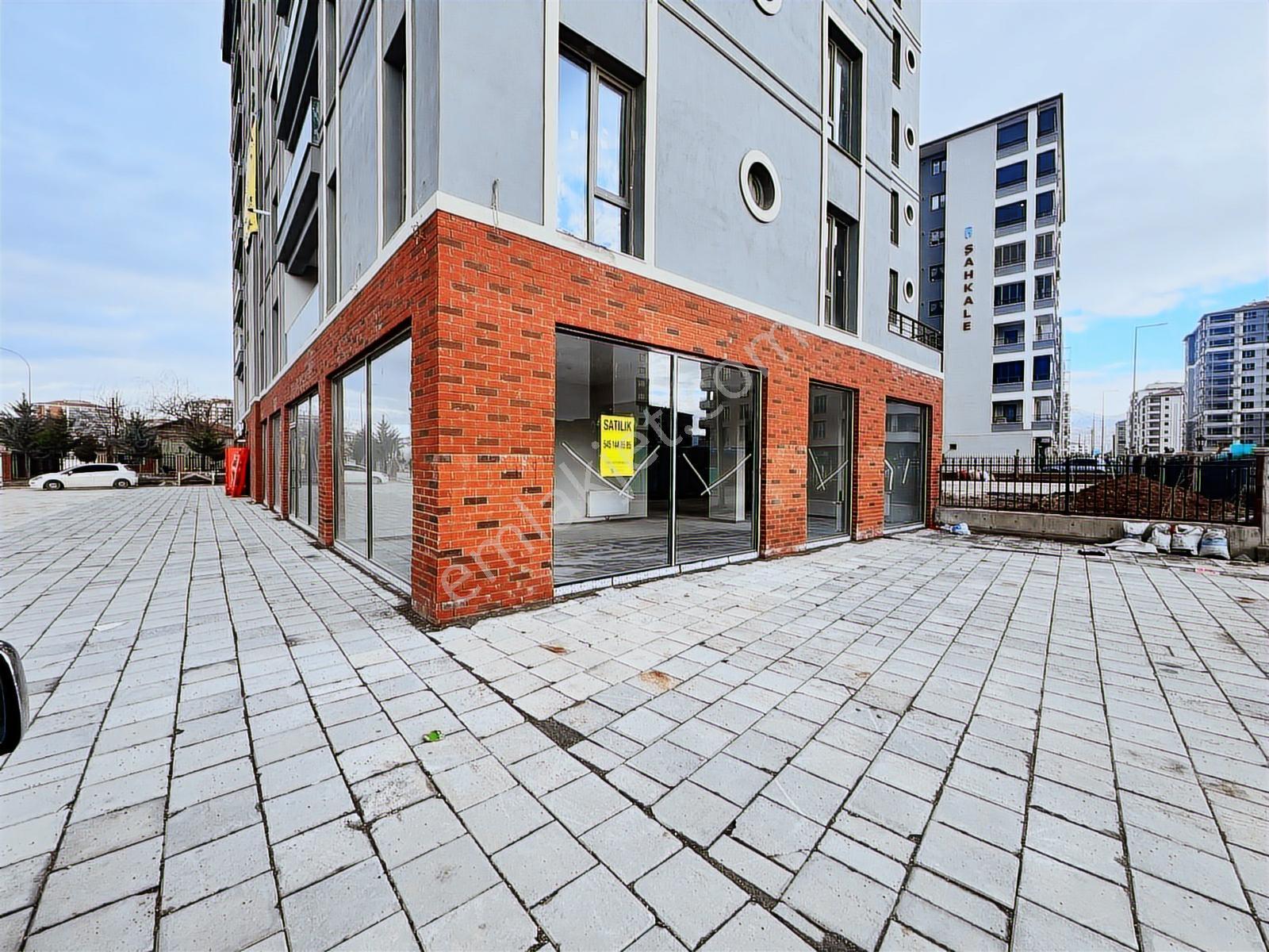 Cska Gayrimenkul'den Cadde Üzerinde 265 M² Satılık Köşe Dükkan