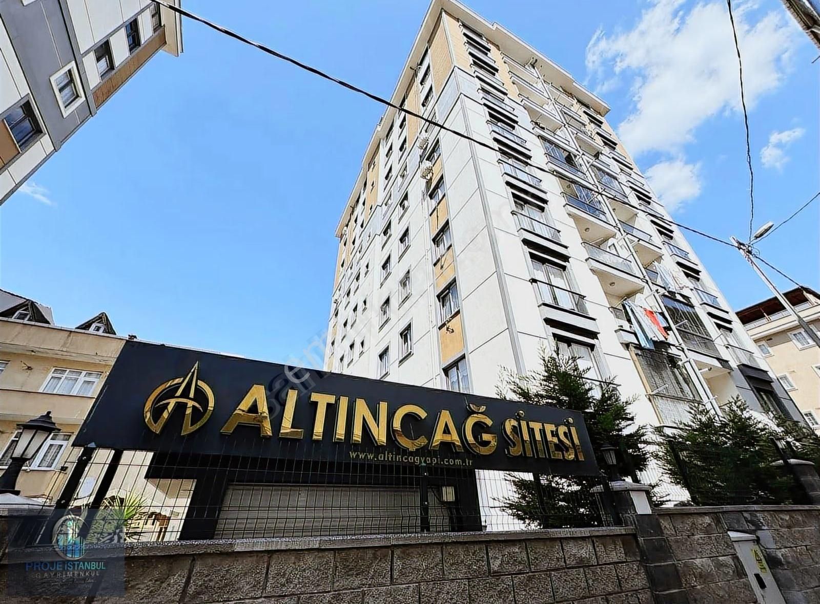 Pendik'te Manzaralı Ve Kapalı Otopaklı 2+1 Daire