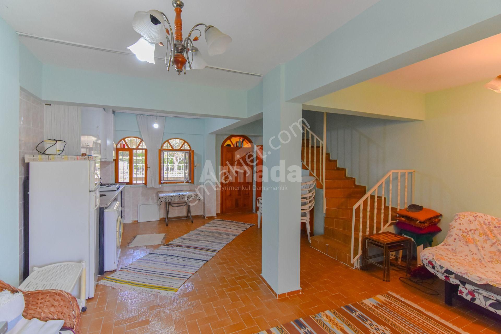 Kuşadası Soğucak'ta Denize Yürüme Mesafesi'nde Satılık Yazlık