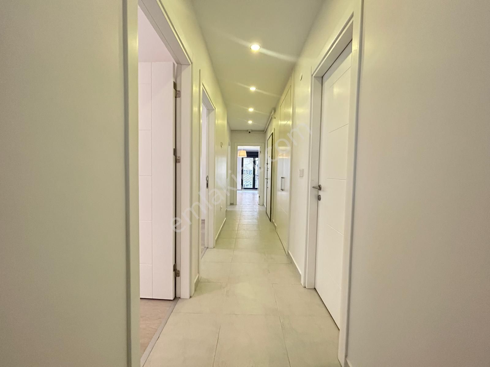 Kozyatağın'da Genç Bina Da Balkonlu Ebeveyn Banyolu Net 95m2 3+1 - Görsel 10