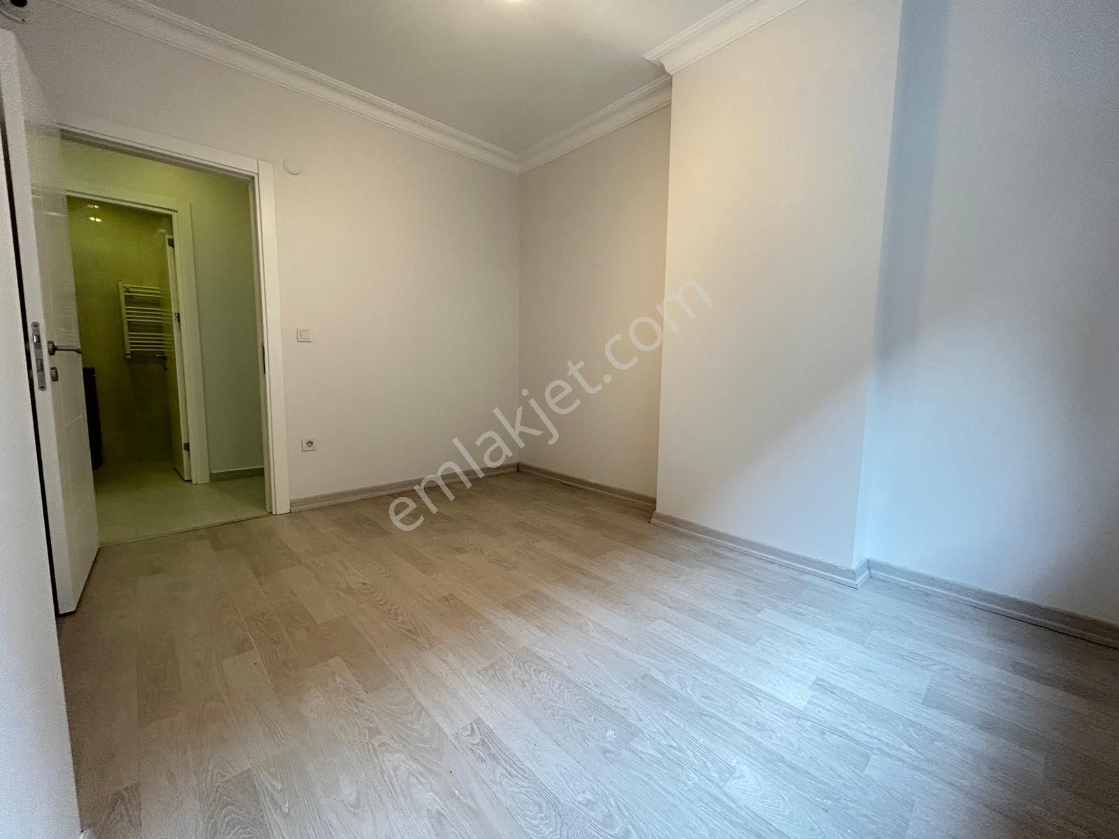 Kozyatağın'da Genç Bina Da Balkonlu Ebeveyn Banyolu Net 95m2 3+1 - Görsel 11