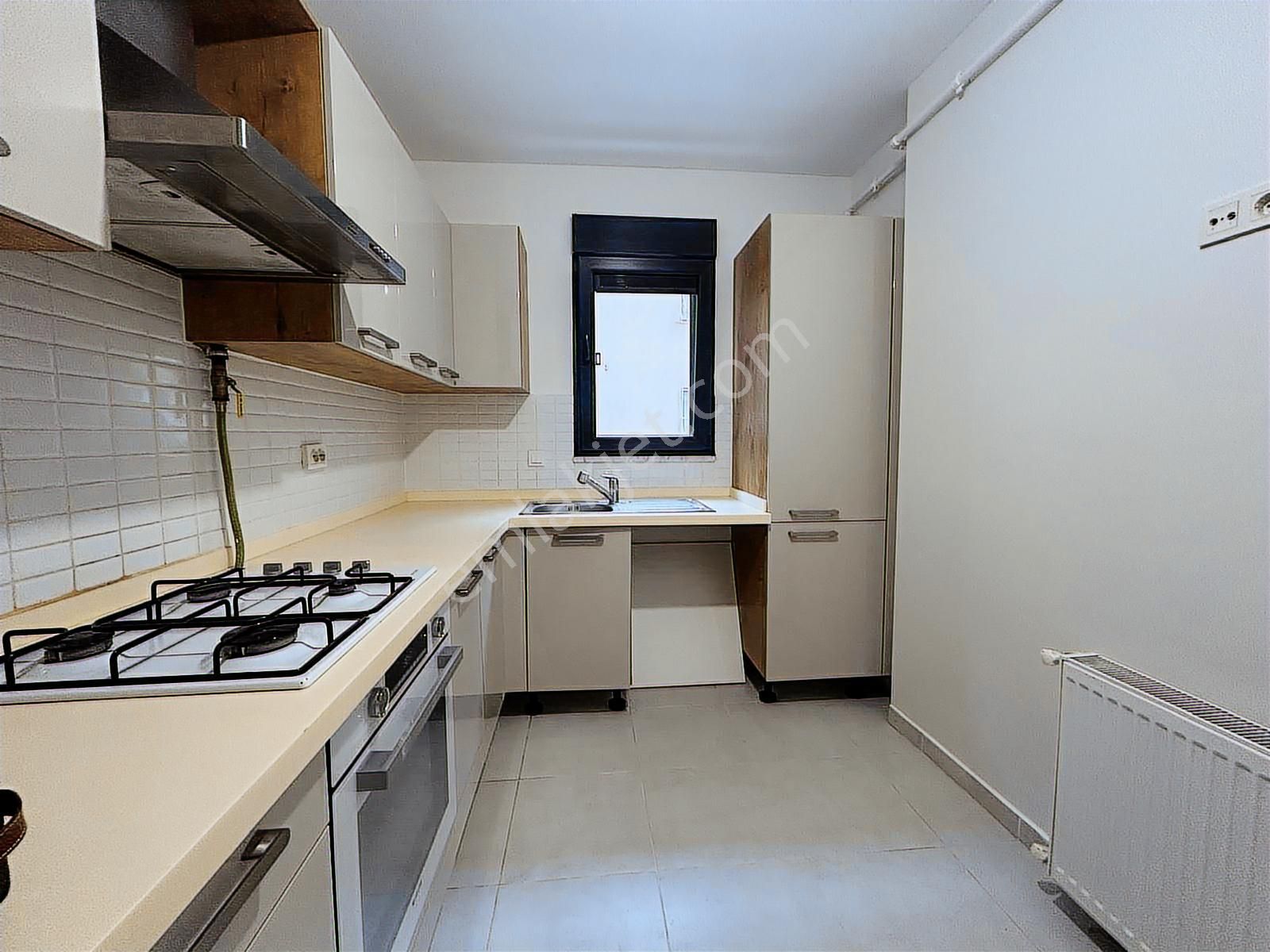 Kozyatağın'da Genç Bina Da Balkonlu Ebeveyn Banyolu Net 95m2 3+1 - Görsel 25