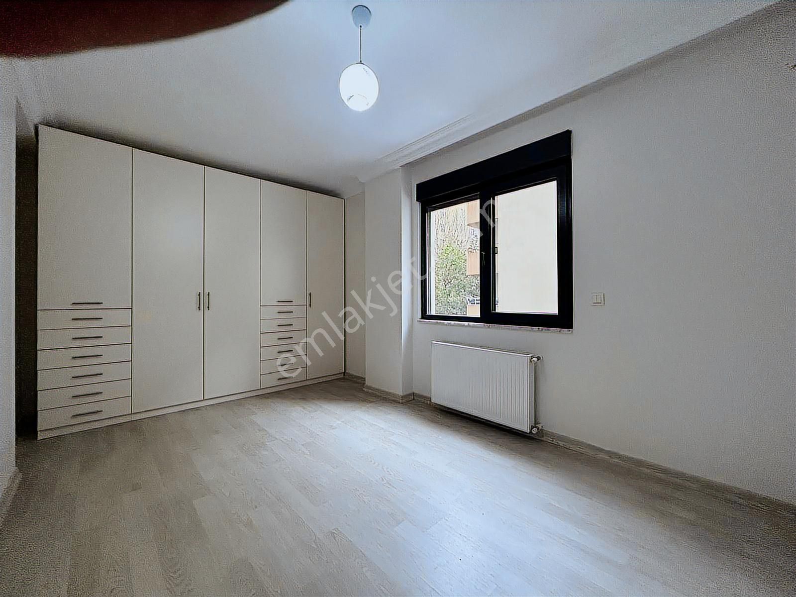 Kozyatağın'da Genç Bina Da Balkonlu Ebeveyn Banyolu Net 95m2 3+1 - Görsel 17