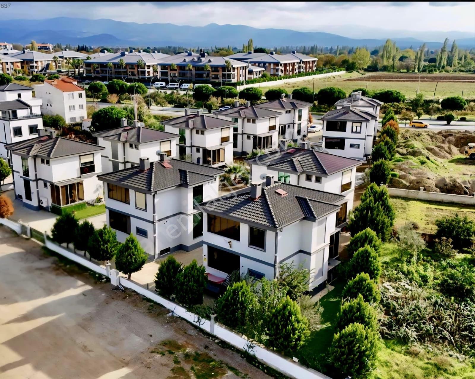 Kostak Gayrimenkul'den Tek Yetkili Geniş Arsa Paylı Tam Müstakil 6+1 Havuzlu Villa - Görsel 2