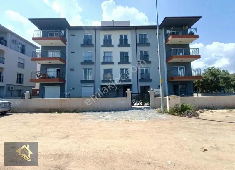Kuşadası'nda Havuzlu Full Sıfır Eşyalı Satılık 1+1 Bahçeli Daire - Görsel 2