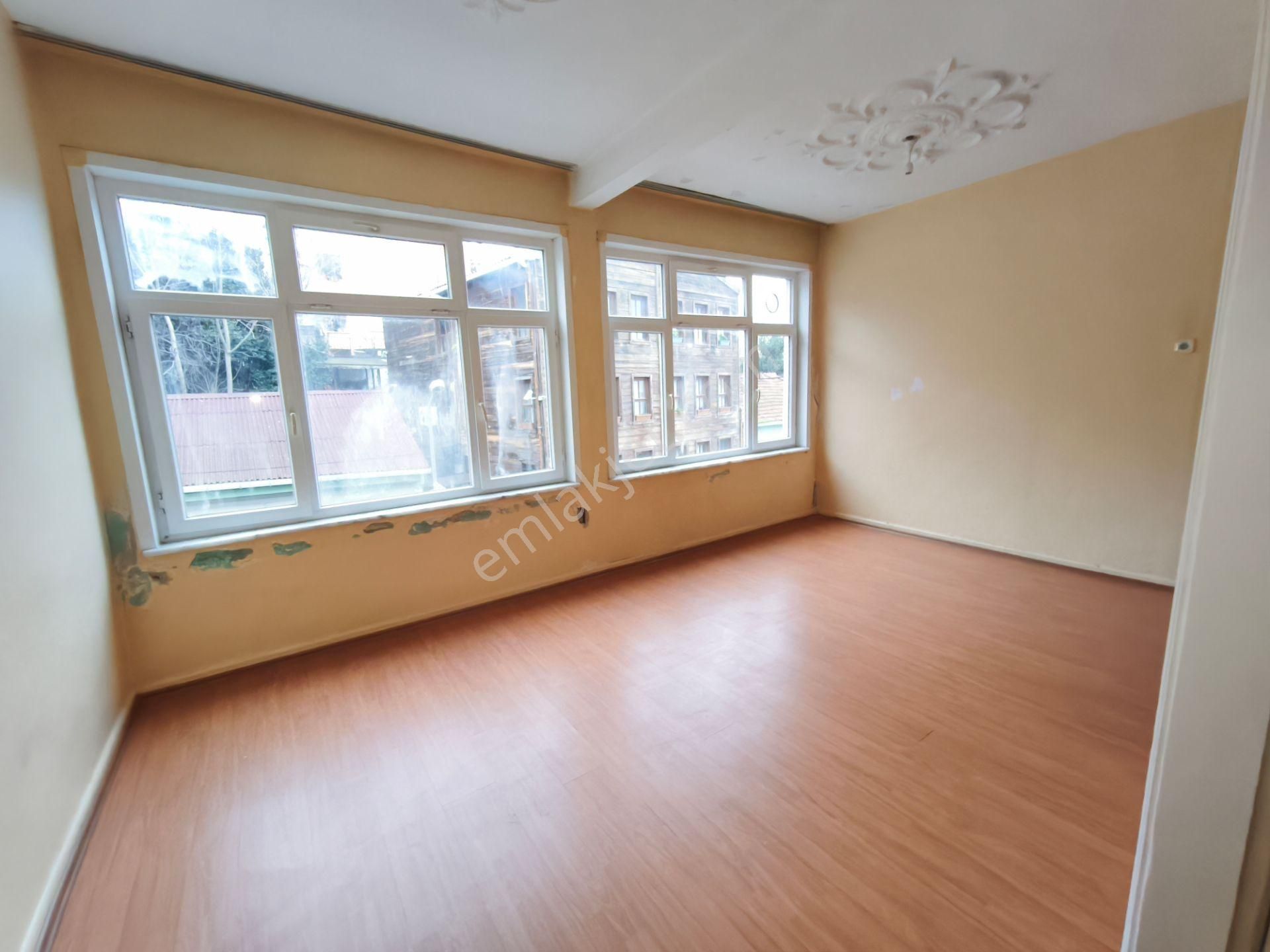 Eyüp Nişancı A.şerefbey Cd. 1,5 +1 , Metrobüse 3 Dk , Arsa Tapulu Daire