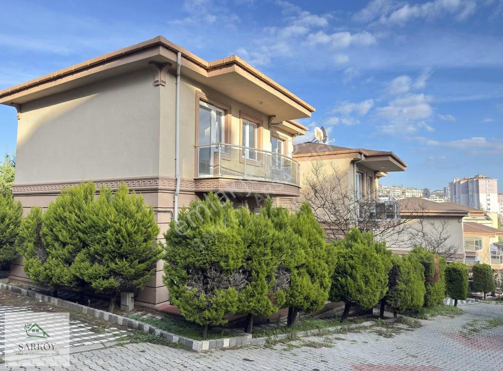 Hürriyet Mah.site İçinde Havuzlu 3 Katlı 220 M² Net Villa