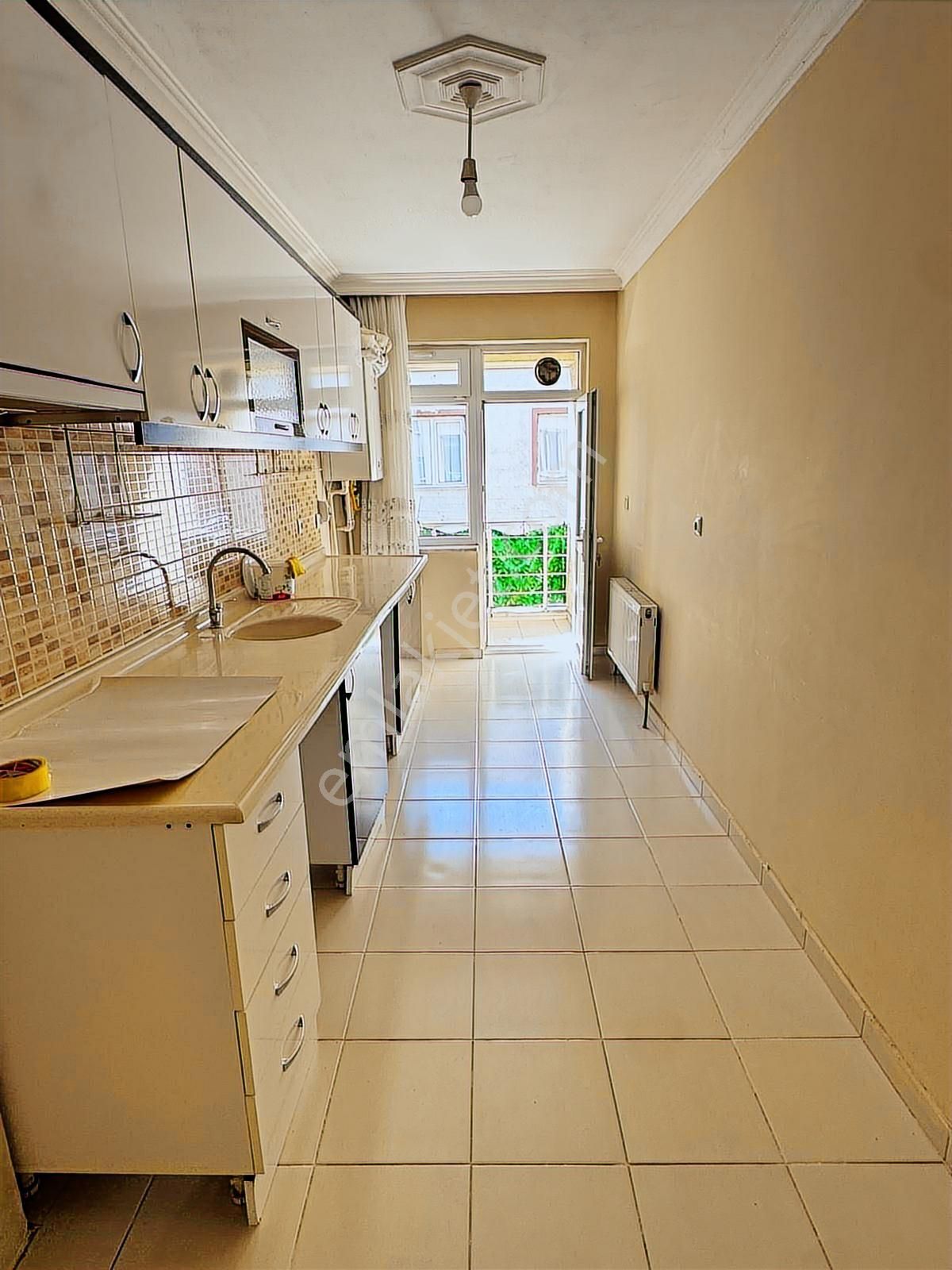 Fatih Mahallesinde Gaffar Okkan Cad. Yakını Ara Kat Balkonlu 2+1 - Görsel 4