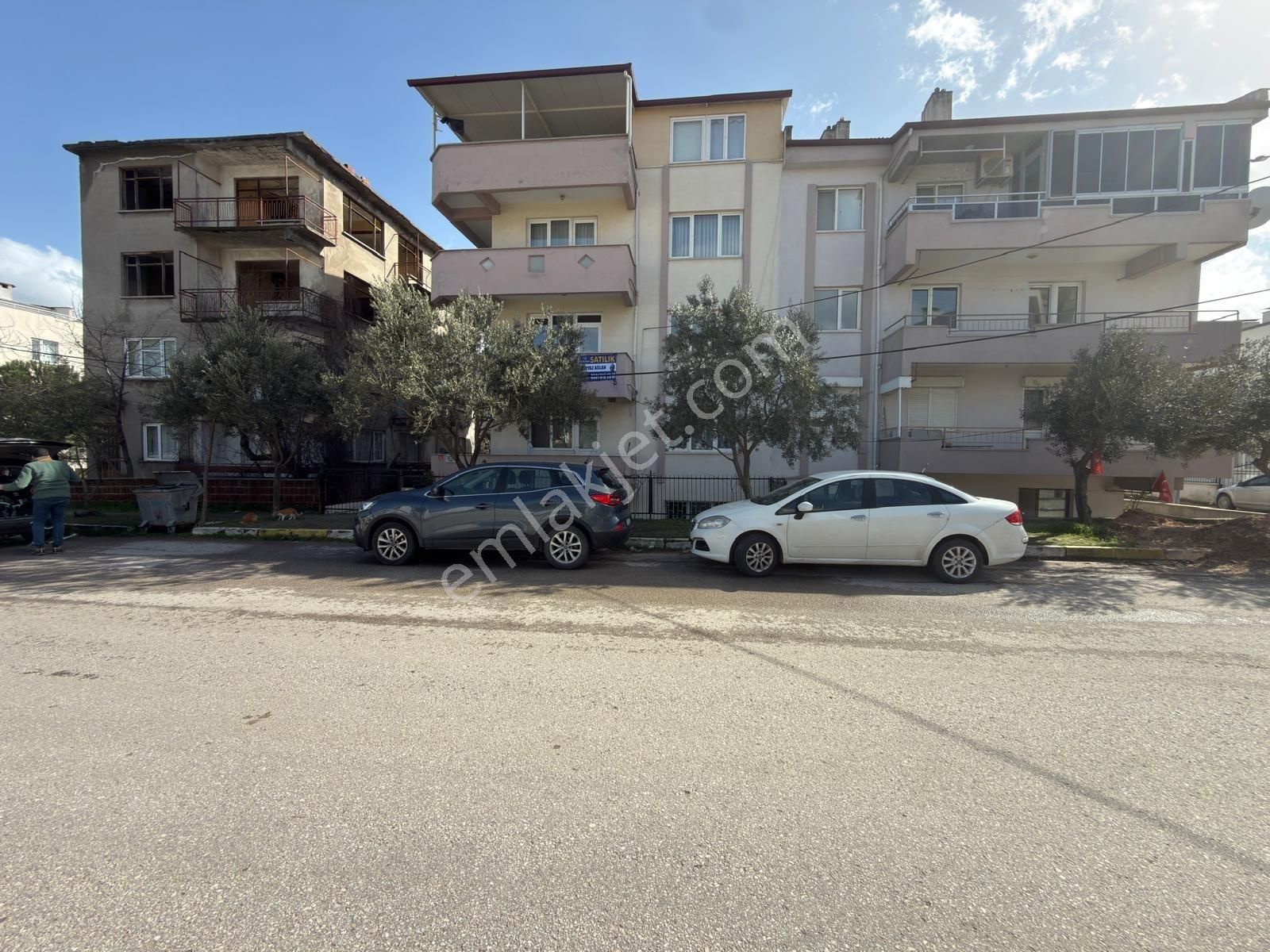 Bahçelievler Mahallesinde Satılık 3+1 Geniş Ve Ferah Daire