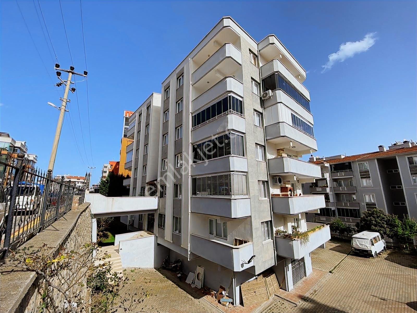 Güzelyalı'da Ana Yola Yakın 3+1 140 M2 Daire
