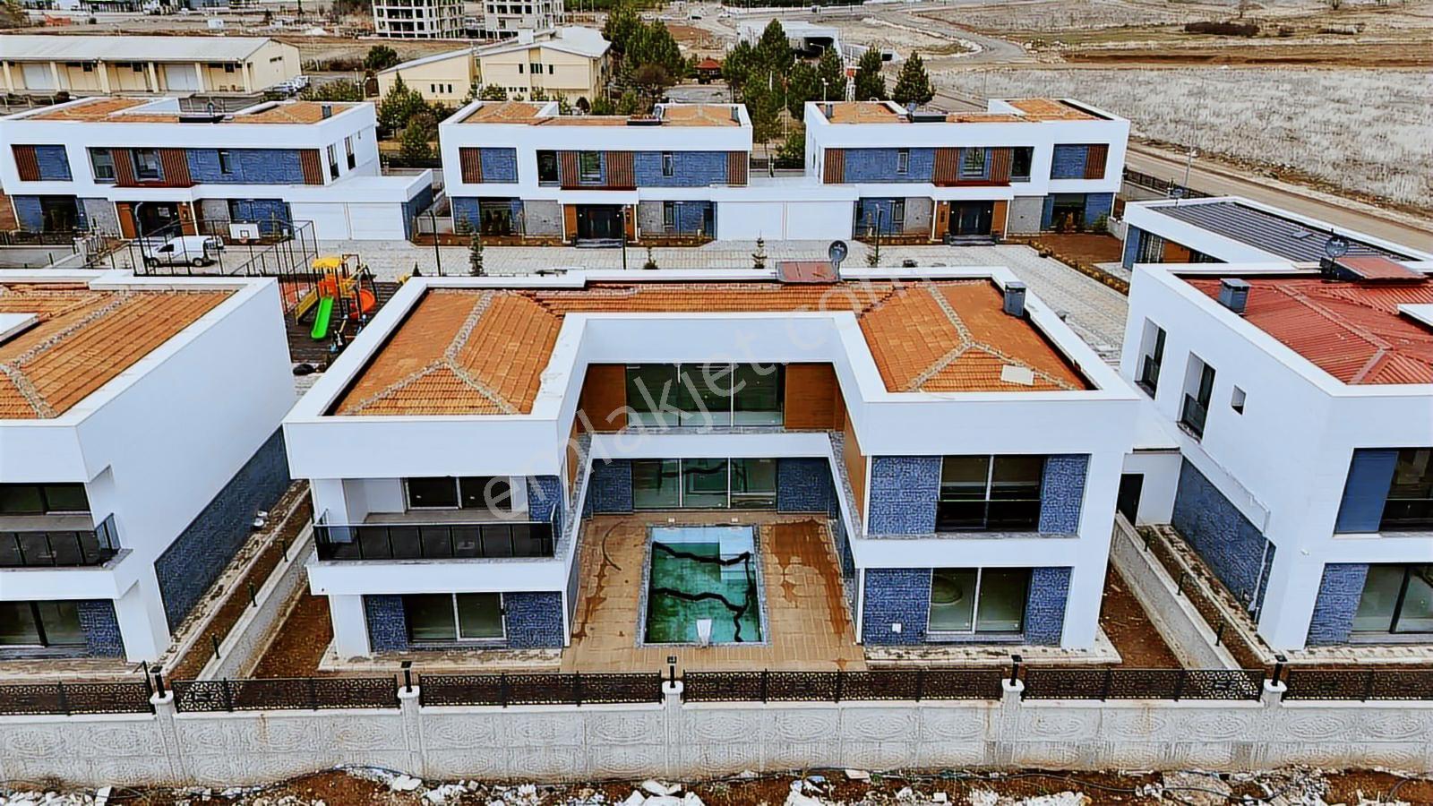 Hedef Emlaktan Kardeşlerde Özel Tasarım Yüzme Havuzlu Ultra Lüx - Görsel 3