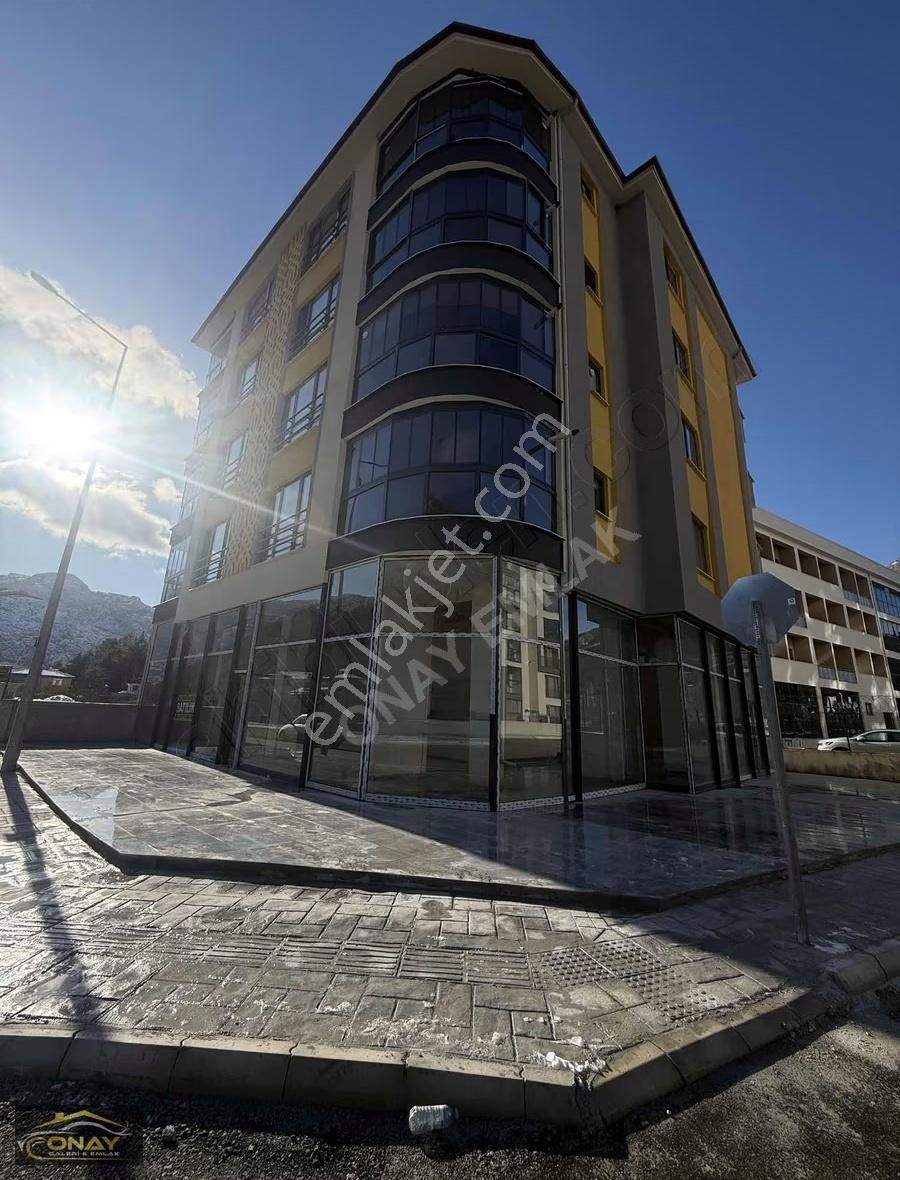 Onay Emlaktan Satılık 200 M² Dükkan