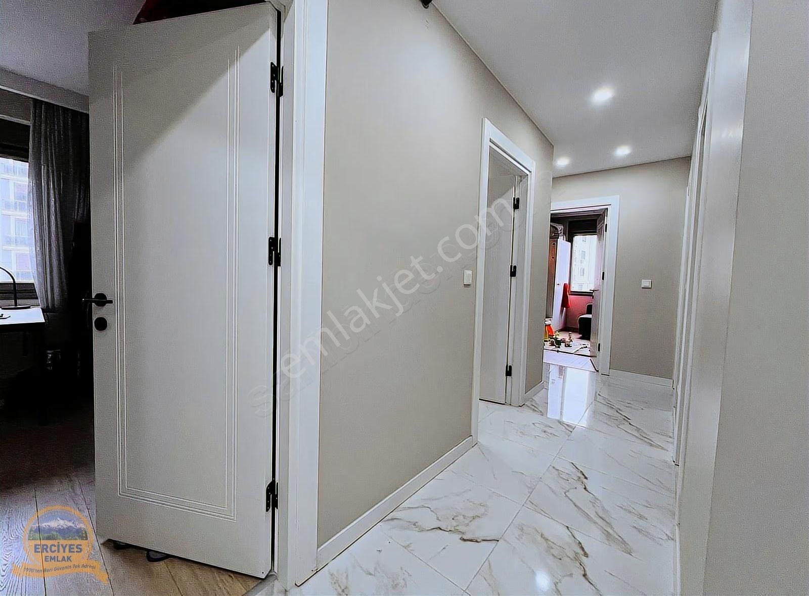 Erciyes'den Kaptanarifte Yeni Binada 3+1 Balkonlu, Ebeveynli - Görsel 3