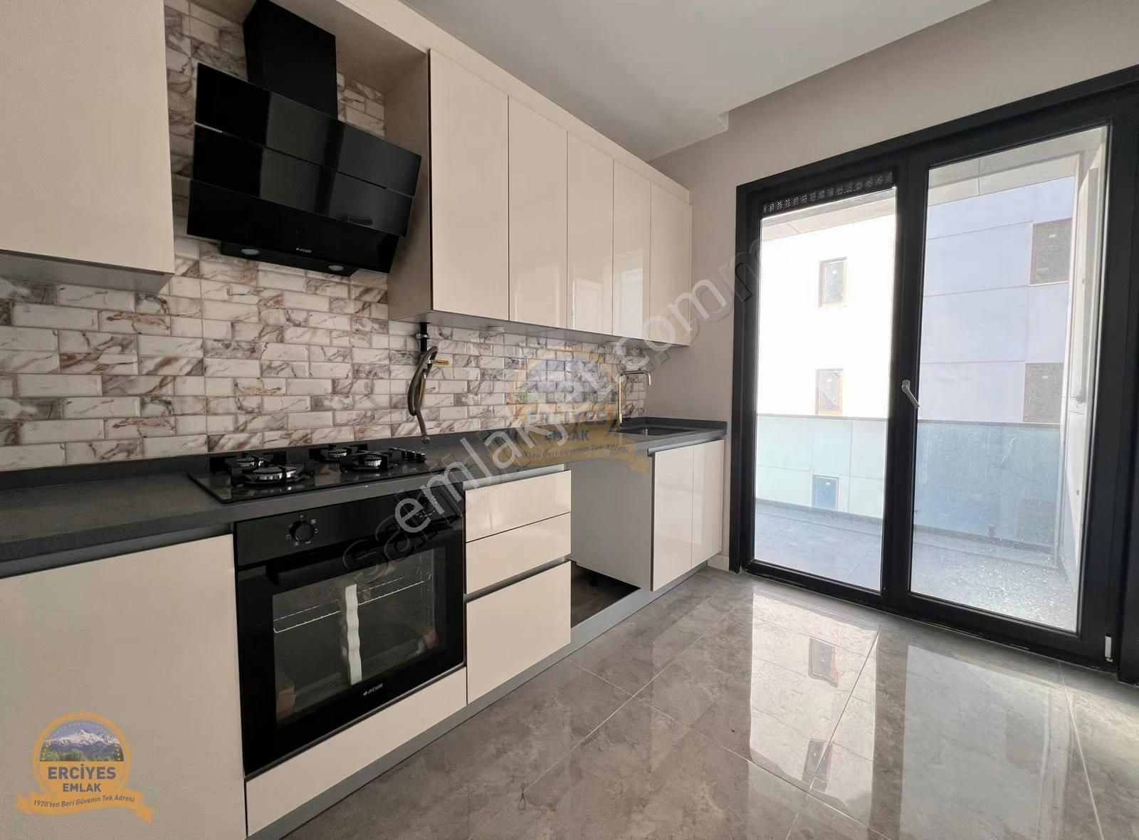 Erciyes'den Erenköy'de Yeni Binada Balkonlu, 3+1 Ebeveynli - Görsel 2