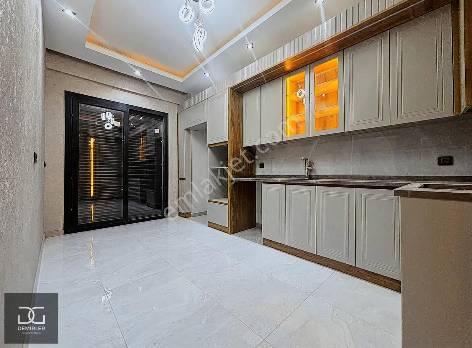 Demirler'den Şemikler'de Elektirikli Panjurlu 3+1 Satılık Daire