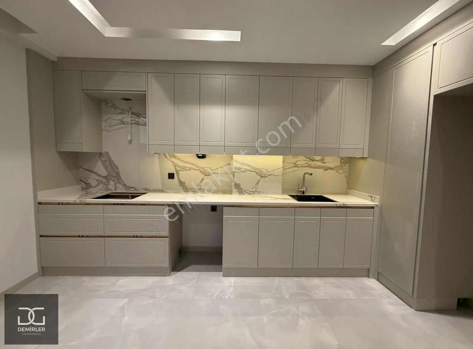 Demirler'den Çakmak'ta Merkezi Konumda Ebev.banyolu 2+1 Daire - Görsel 9