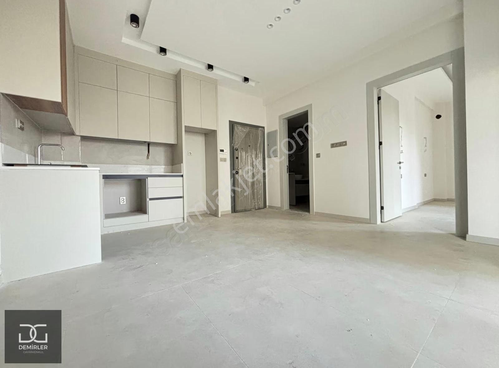 Demirler'den Karahasanlı'da Hastaneye Yakın 1+1 Satılık Apart