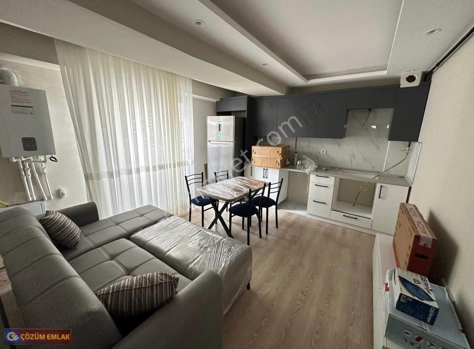 Çözüm Emlak'tan İstasyon Bölgesi Sıfır 1+1 Ara Kat Eşyalı Daire
