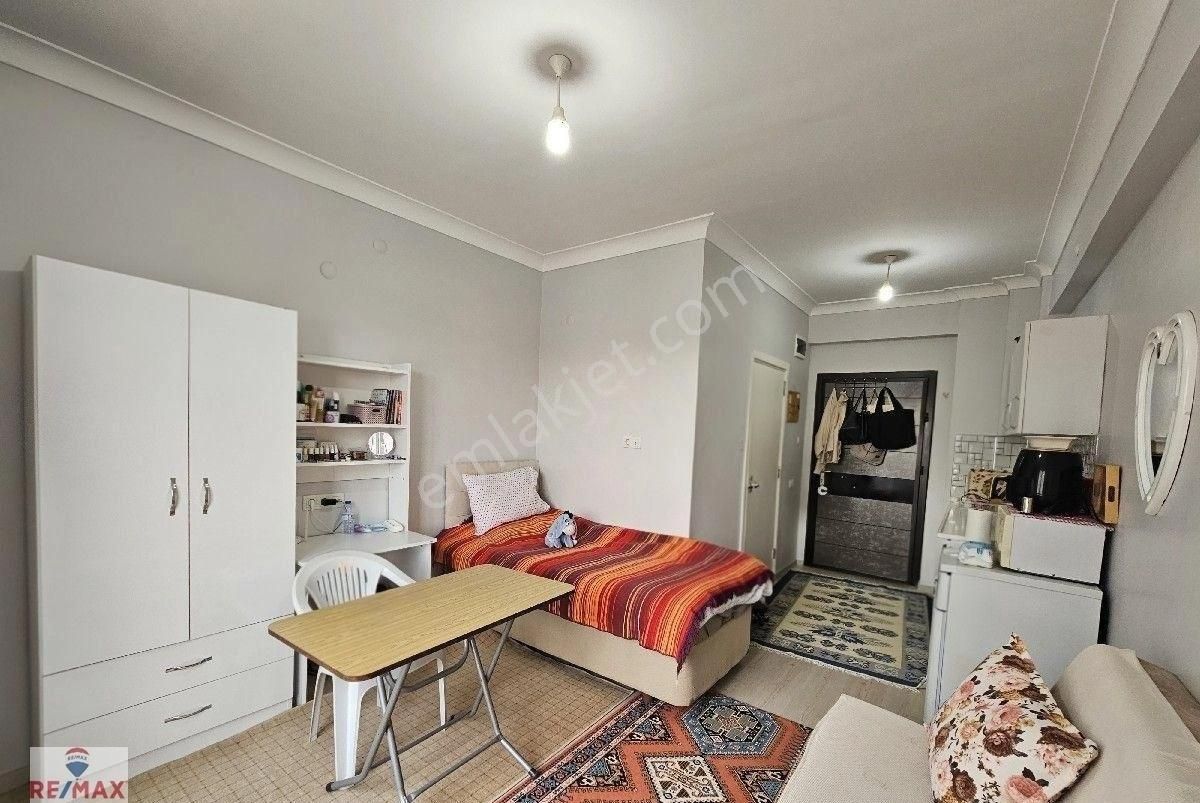 Remax Hür Kübra Kolaç'tan Site İçi Kiracılı Eşyalı Satılık 1+0 Daire - Görsel 2