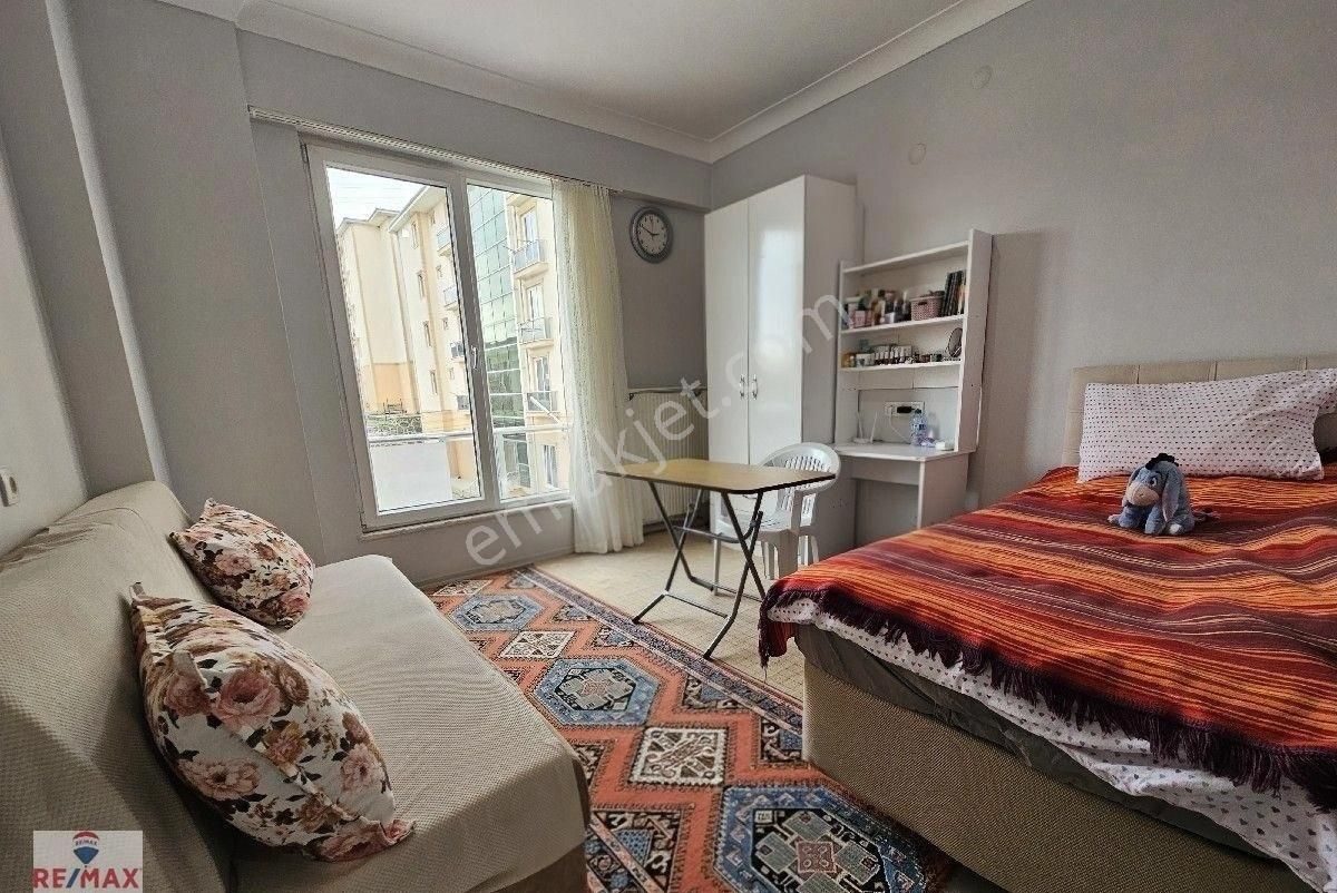 Remax Hür Kübra Kolaç'tan Site İçi Kiracılı Eşyalı Satılık 1+0 Daire
