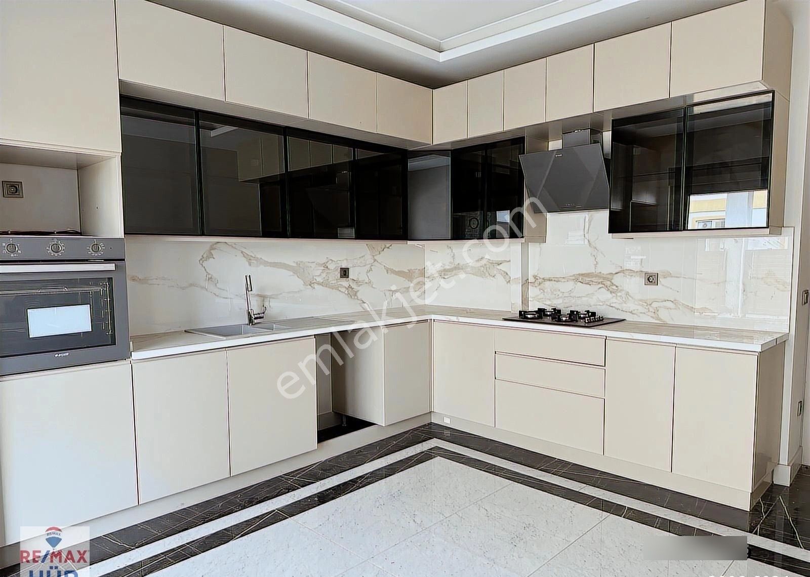Remax Hür Ayfer Sever'den Satılık Havuzlu Villa - Görsel 23