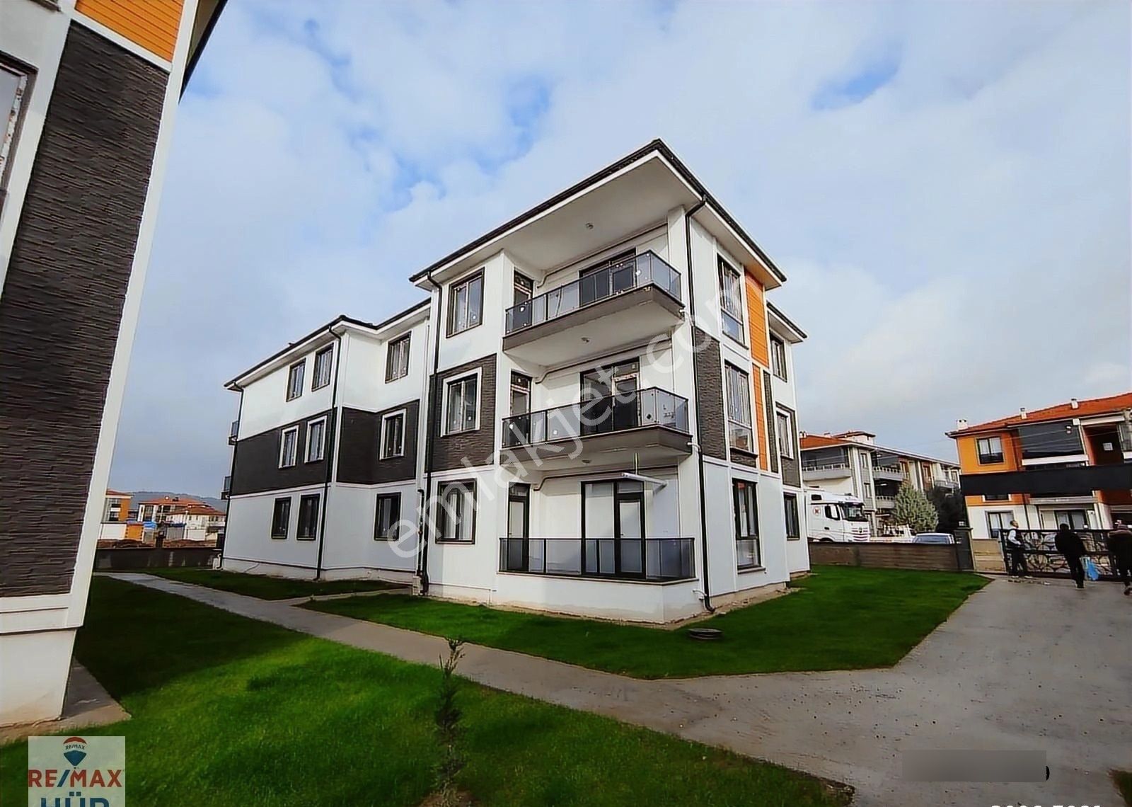 Remax/hür Özlem Şimşek'ten Site İçi Kiralık 3+1 Lüx Daire