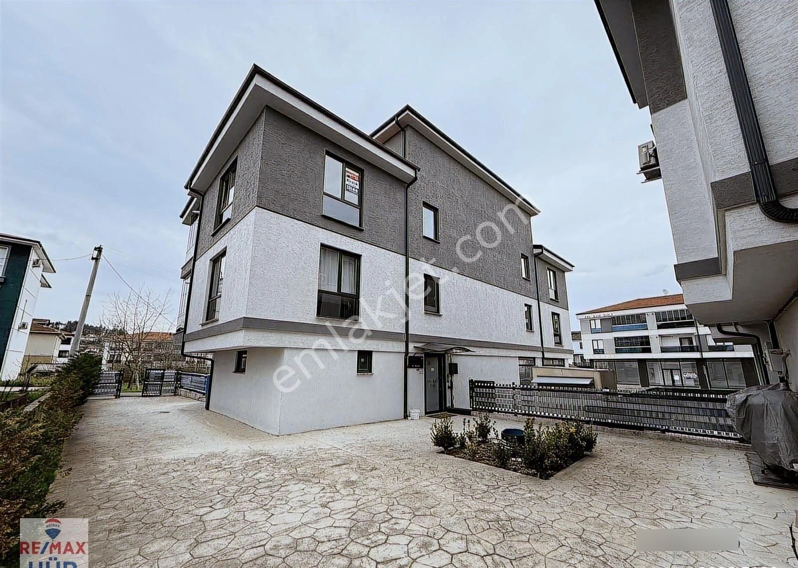 Ömer İnan Remax Hür 2+1 Kiralık Köşe Daire