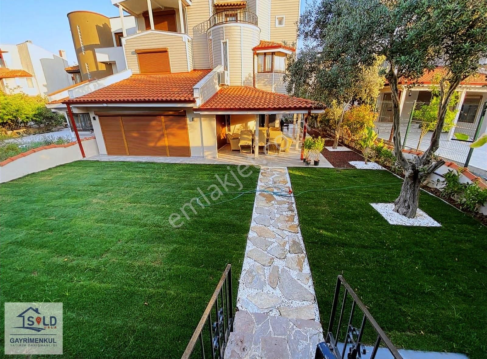 Urla Binkonutlar' Da Full Tadilatlı Satılık Villa