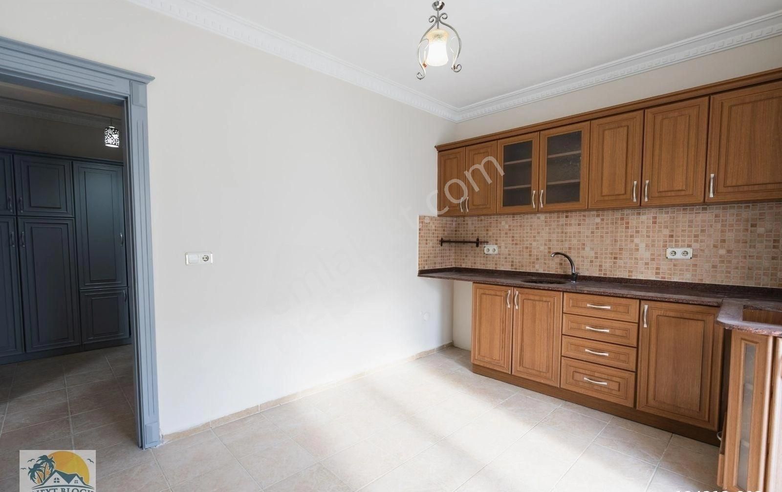 Kuşadası Merkezi Lokasyonda Satılık 3+1 Masrafsız Fırsat Daire - Görsel 17