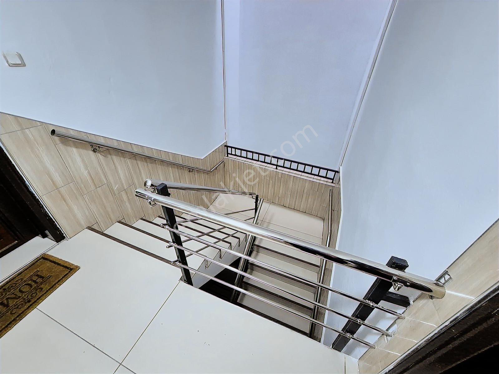 Arel'den Anıtkabir Manz.lı 1.kat Kombili,bakımlı,montalamalı 3+1 - Görsel 3