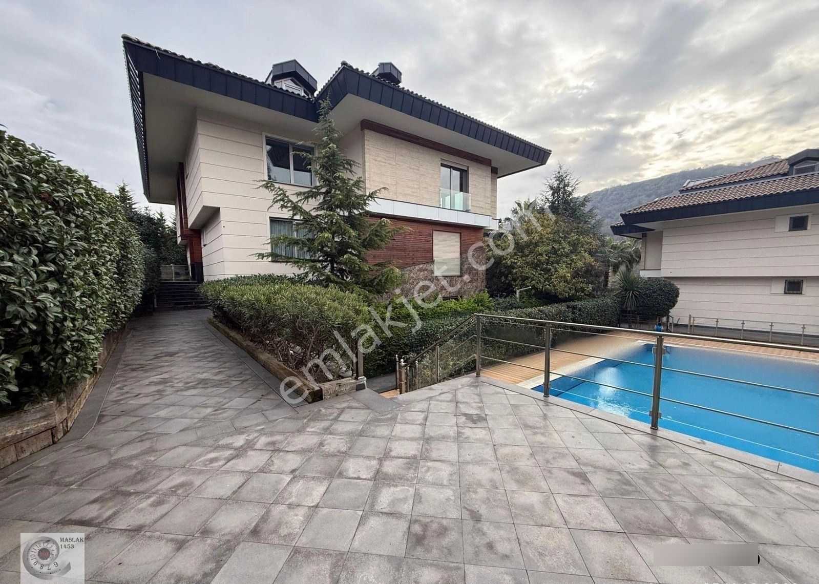 Erguvan Konaklarında 4+1 Satılık Çift Teraslı Havuzlu Villa