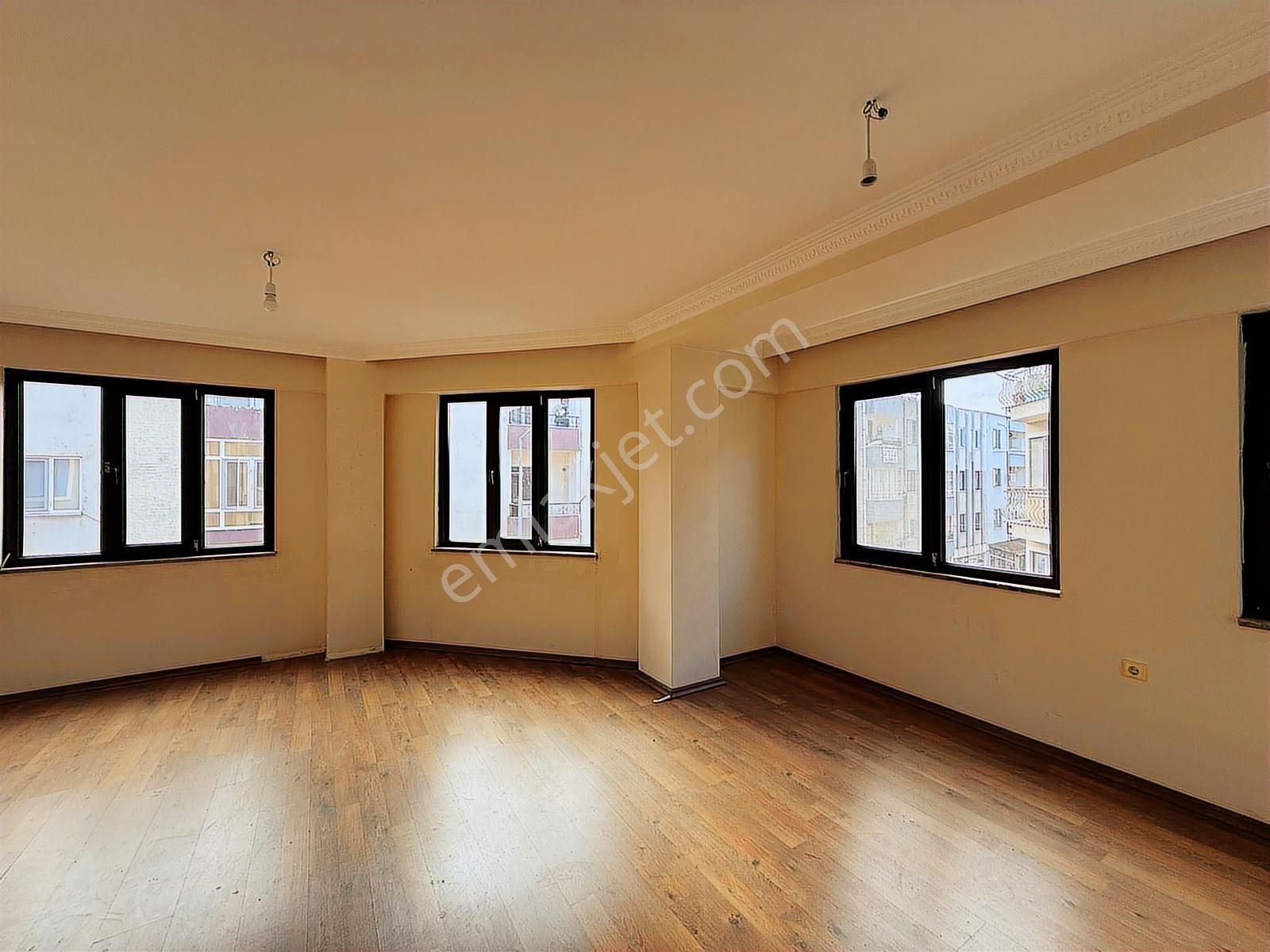 Stoptan Merkezde *kapalı Mutfak* 2+1 Satılık Daire