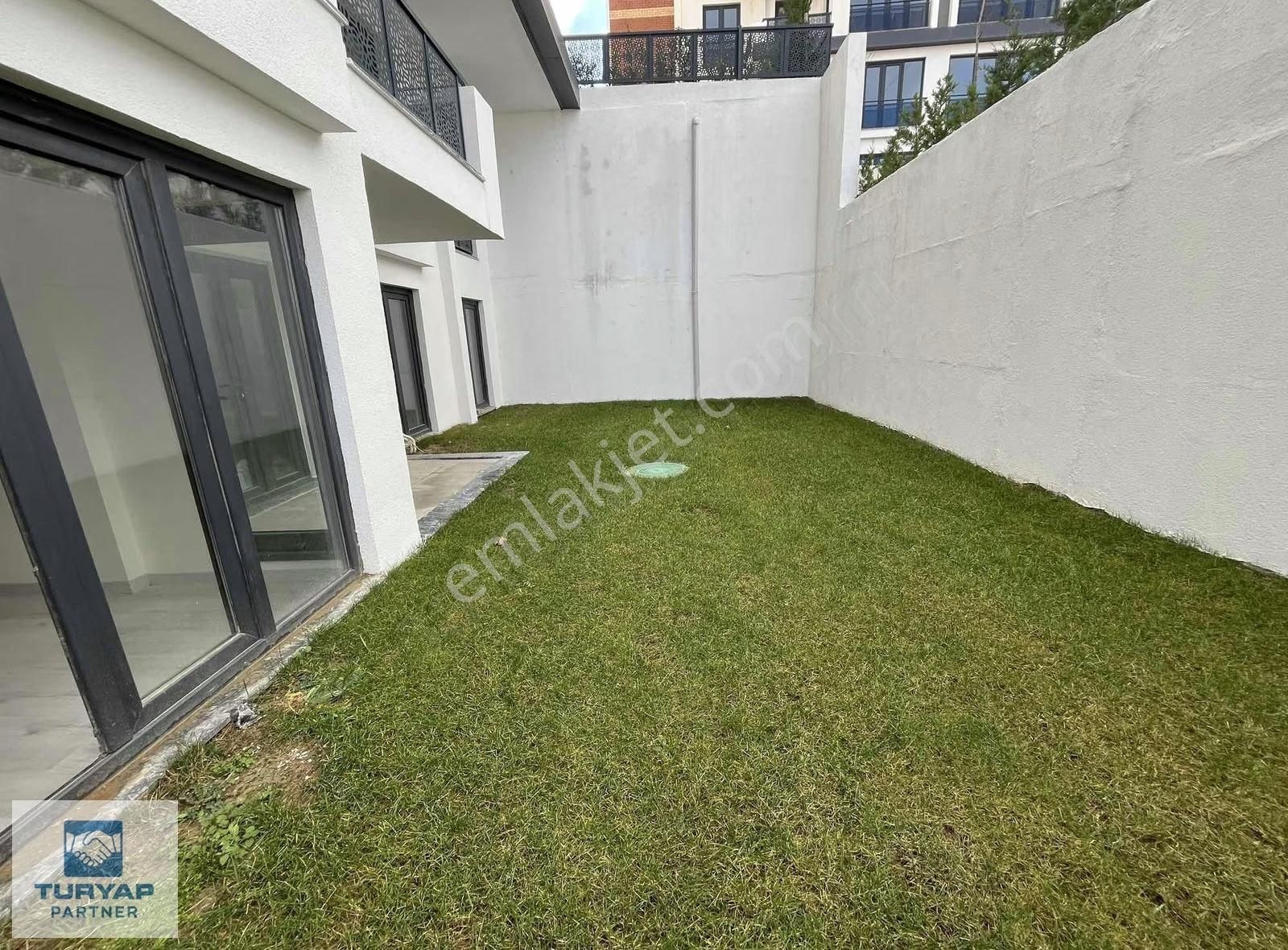 Resital Bahçeşehirde Satılık 2+1 Bahçe Katı Daire