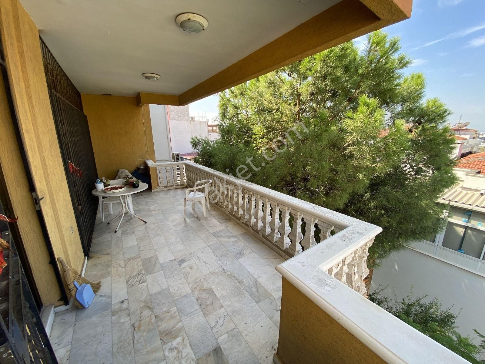 Ticari Kullanıma Uygun 4 Katlı Bahçeli Müstalik Bina