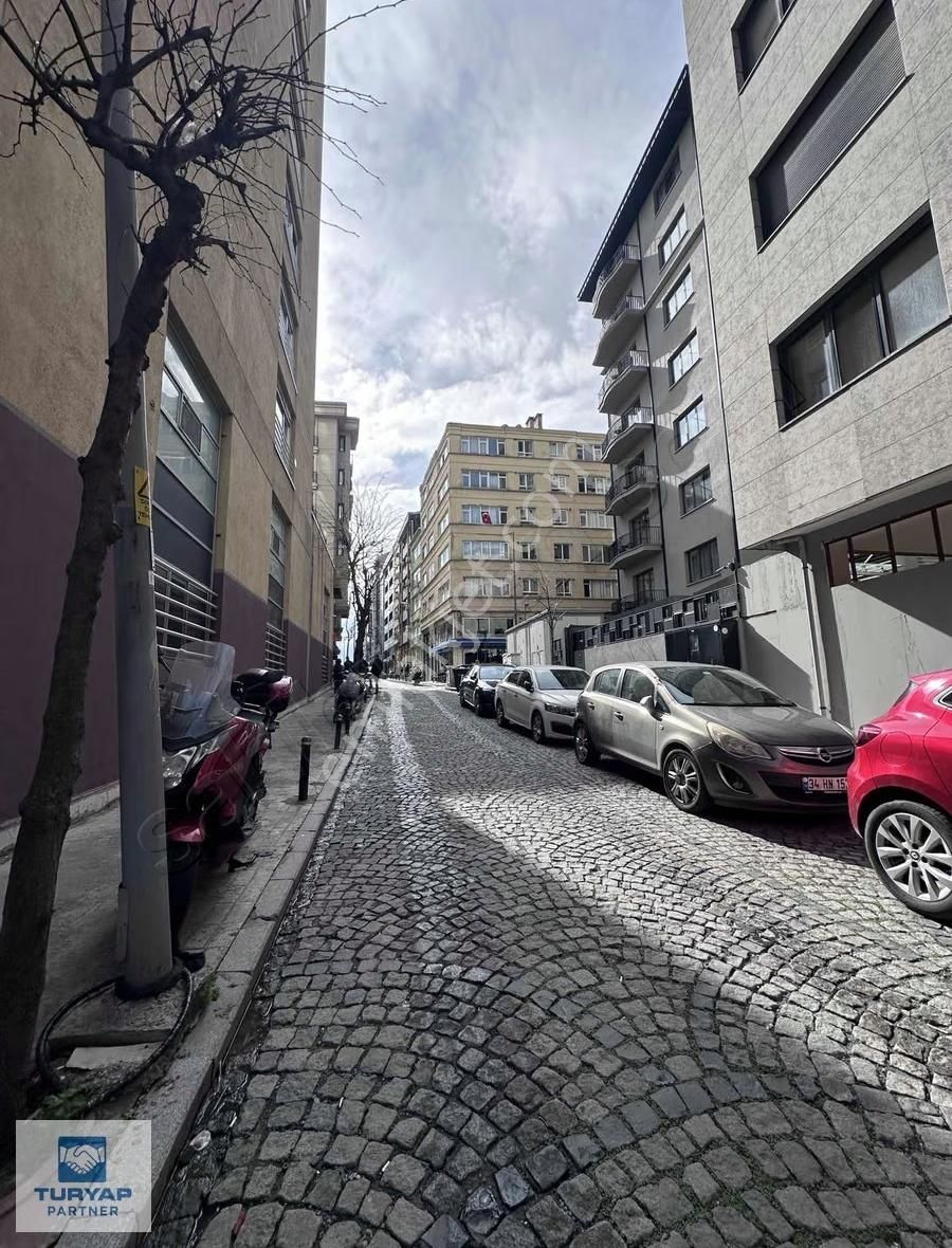 Şişli Meşrutiyette Metroya Yakın 3+1 Satılık Daire - Görsel 23