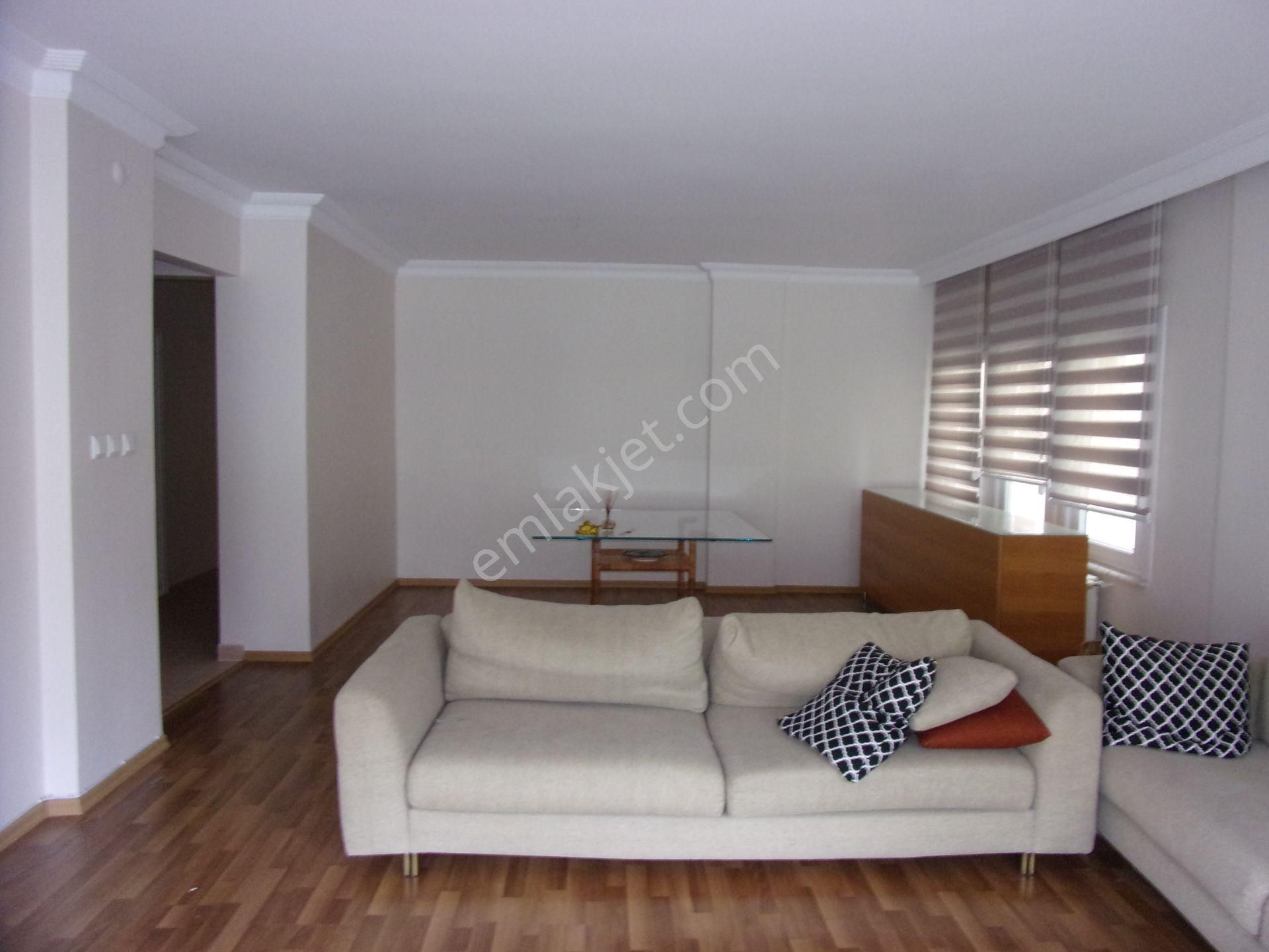 Tarabya Sitede 3+1 140 Metrekare Çok Bakımlı Satılık Daire