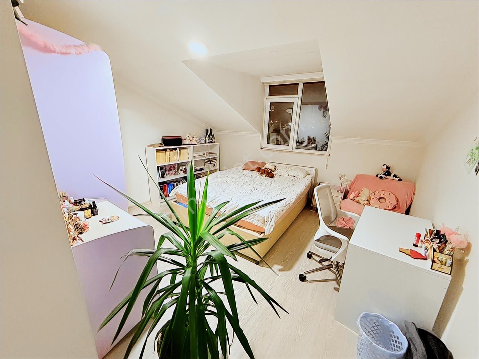 Maltepe Girne Mah.de Site İçerisinde Eşyalı 2+1 Çatı Katı - Görsel 23