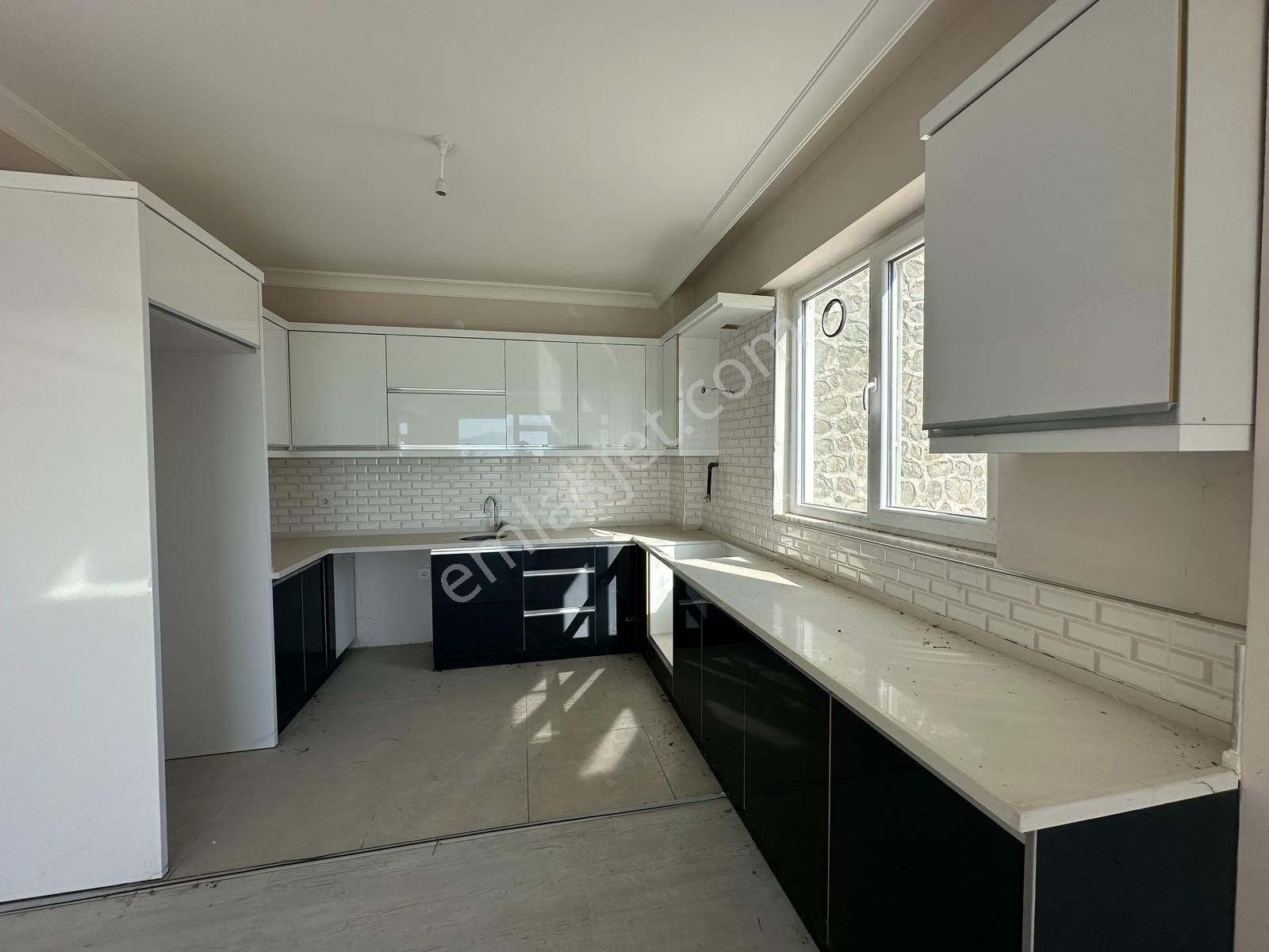 Turyaptan Geyve Site İçi Müst Bahçeli-otoparkl Triplex 4+1 Villa - Görsel 3