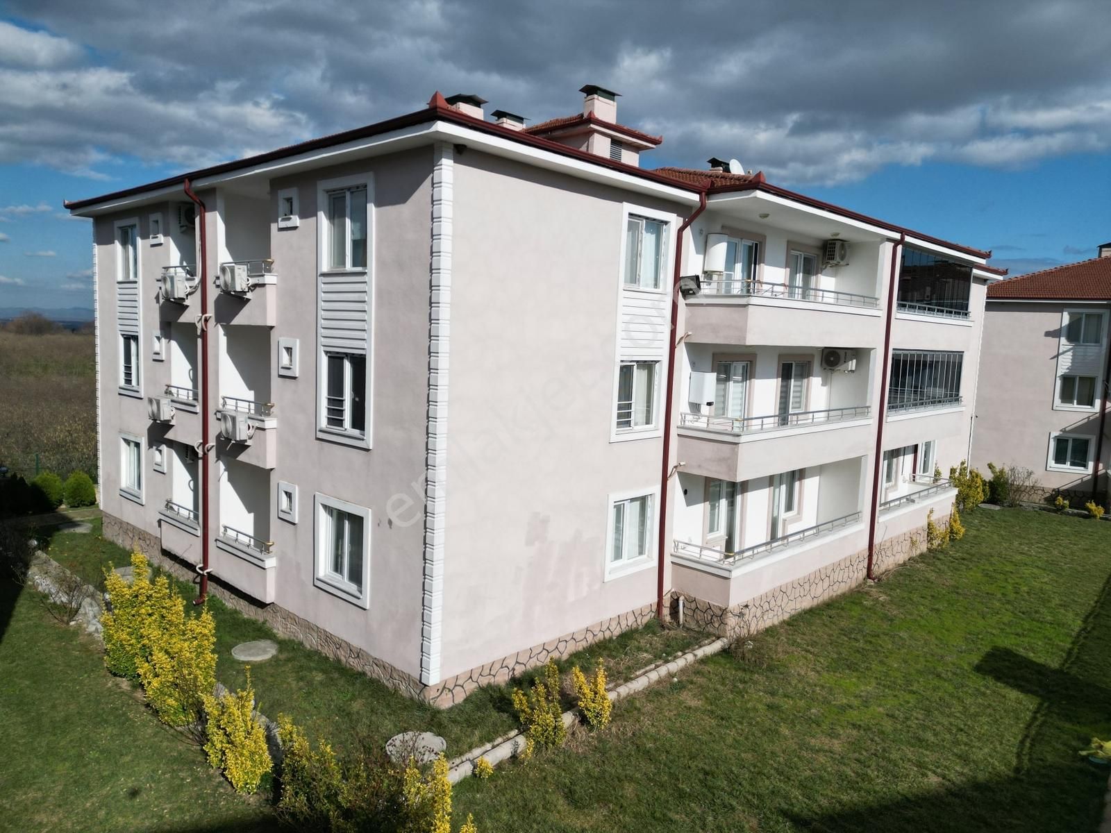 Turyaptan Karapürçek Havuzlu Sitede Ayrı Mutfaklı Eşyalı Hesaplı - Görsel 11