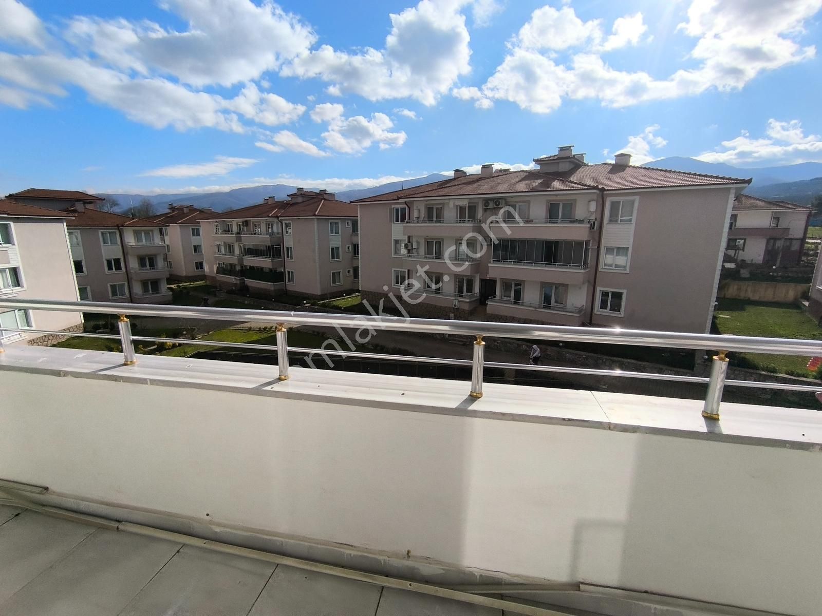 Turyaptan Karapürçek Havuzlu Sitede Ayrı Mutfaklı Eşyalı Hesaplı - Görsel 4