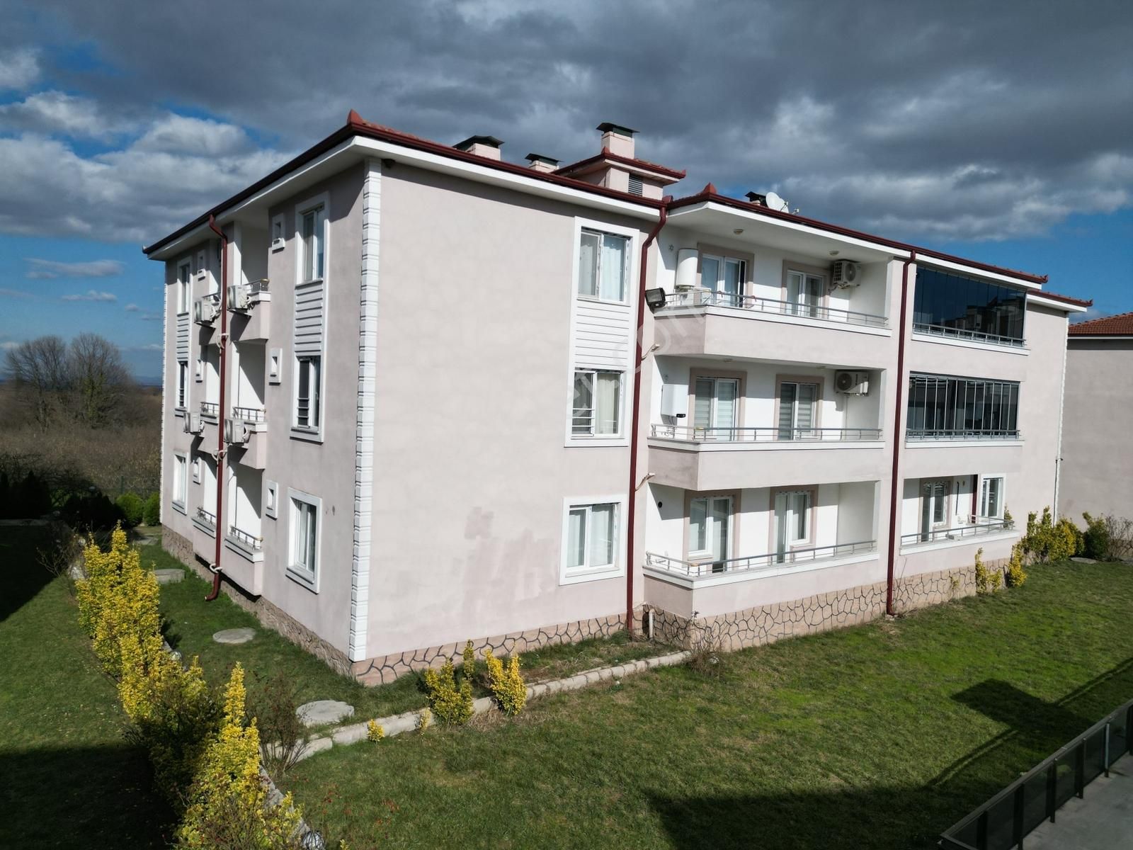 Turyaptan Karapürçek Havuzlu Sitede Ayrı Mutfaklı Eşyalı Hesaplı - Görsel 10