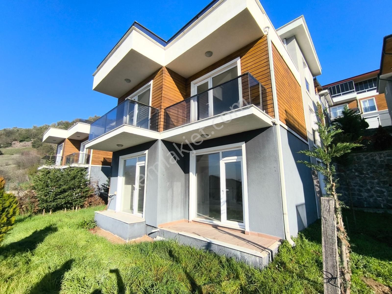 Turyaptan Geyve Site İçi Müst. Bahçeli Hesaplı Triplex 4+1 Villa