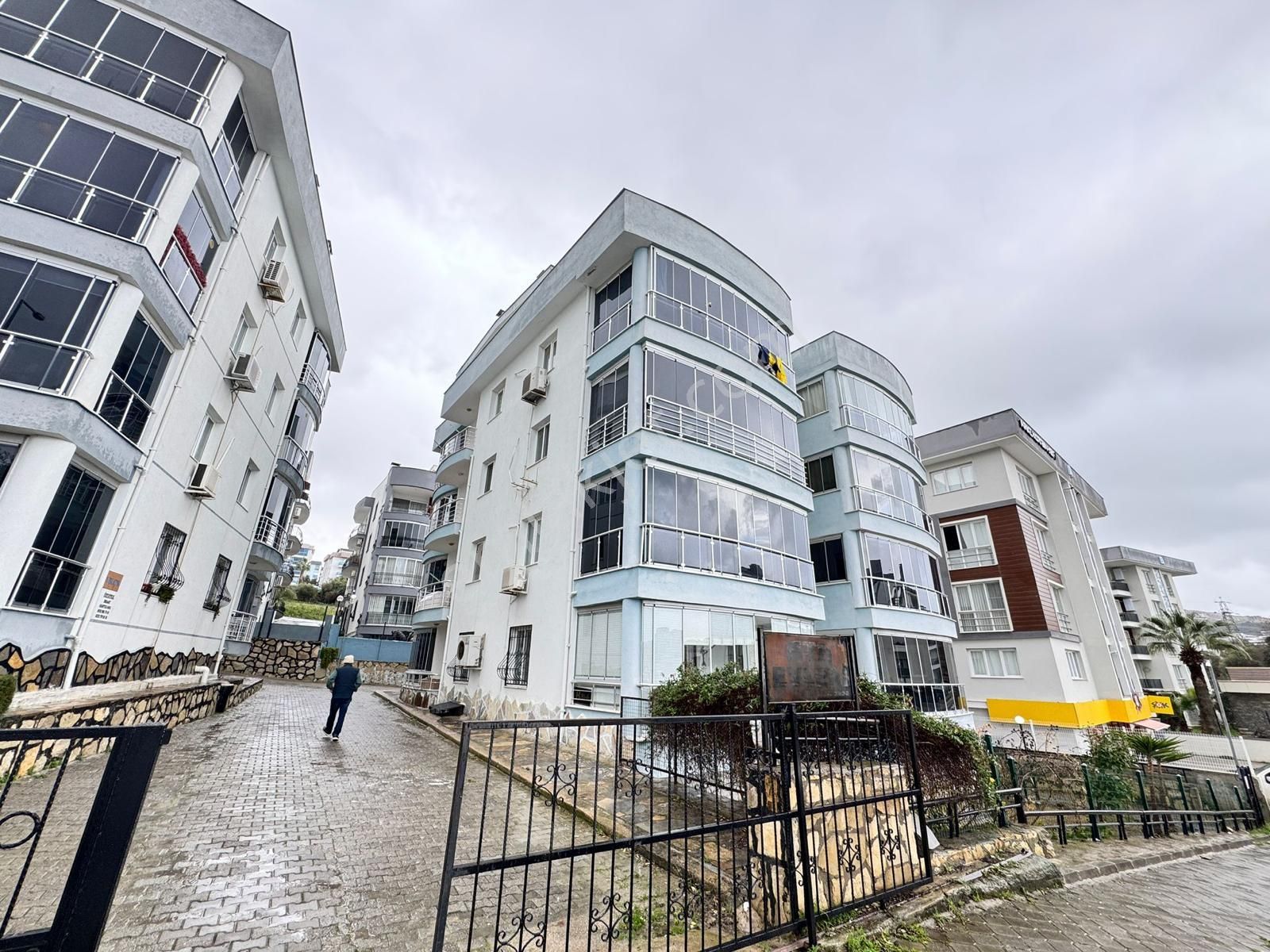 Kuşadası'nda 3+1 Önü Açık Cam Balkonlu Geniş Satılık Lüks Daire - Görsel 3