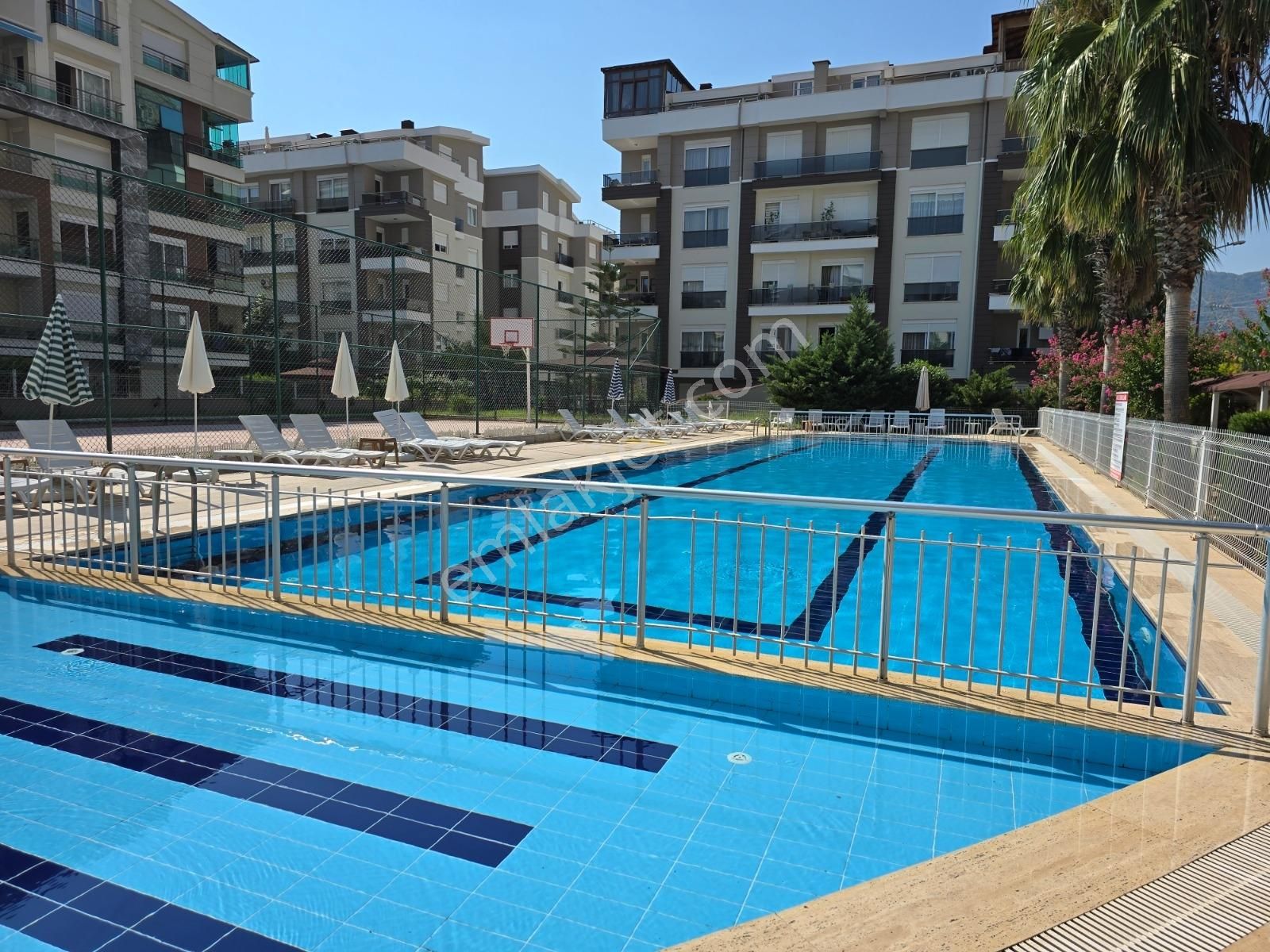 Bölgenin En Büyük Huzurlu Sitesinde.5+1 Büyük Daire.krediye Açık